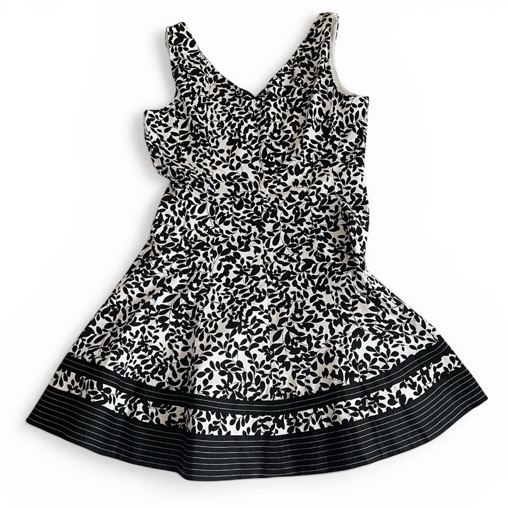 Jones Wear Black and White Sleeveless Leaf Pattern Dress - 16 - Picture 2 of 9